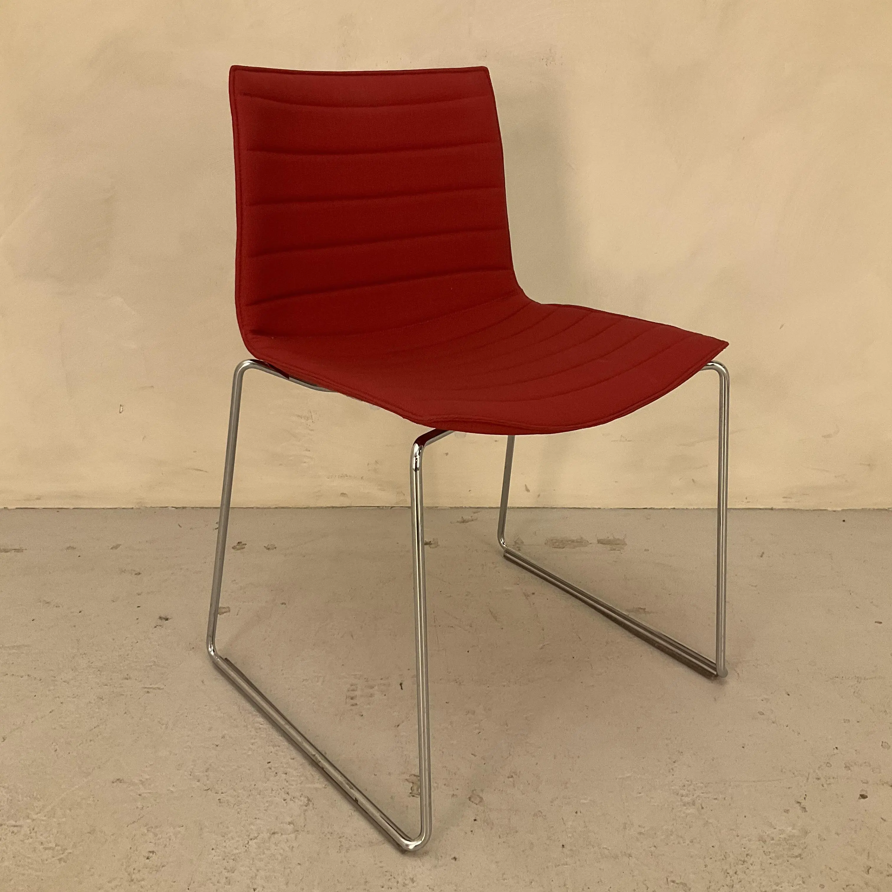 Konferensstol Catifa 46 Arper Red