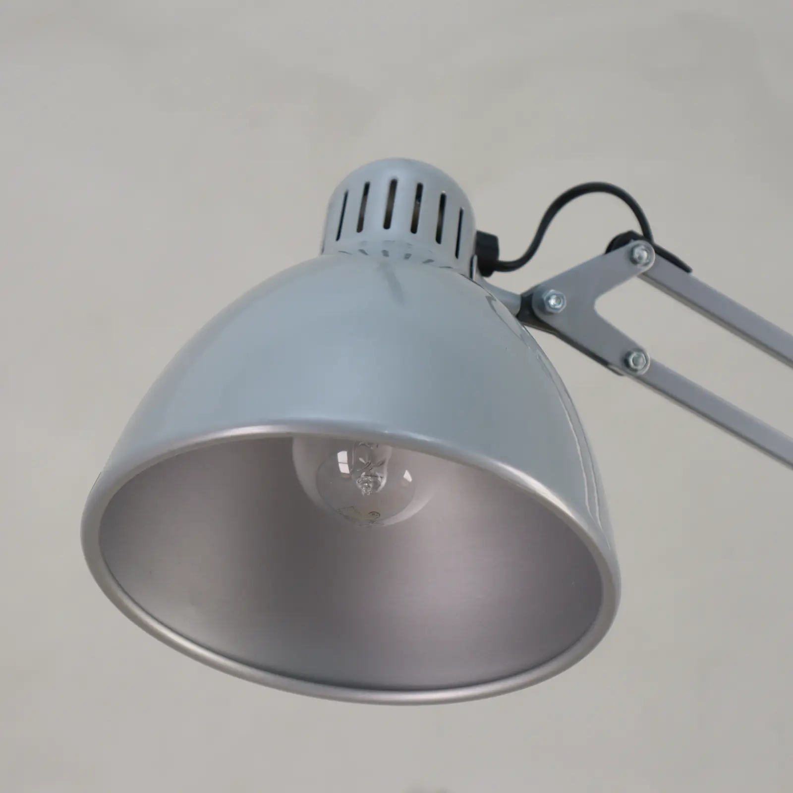 Skrivbordslampa L-1 Luxo Grå