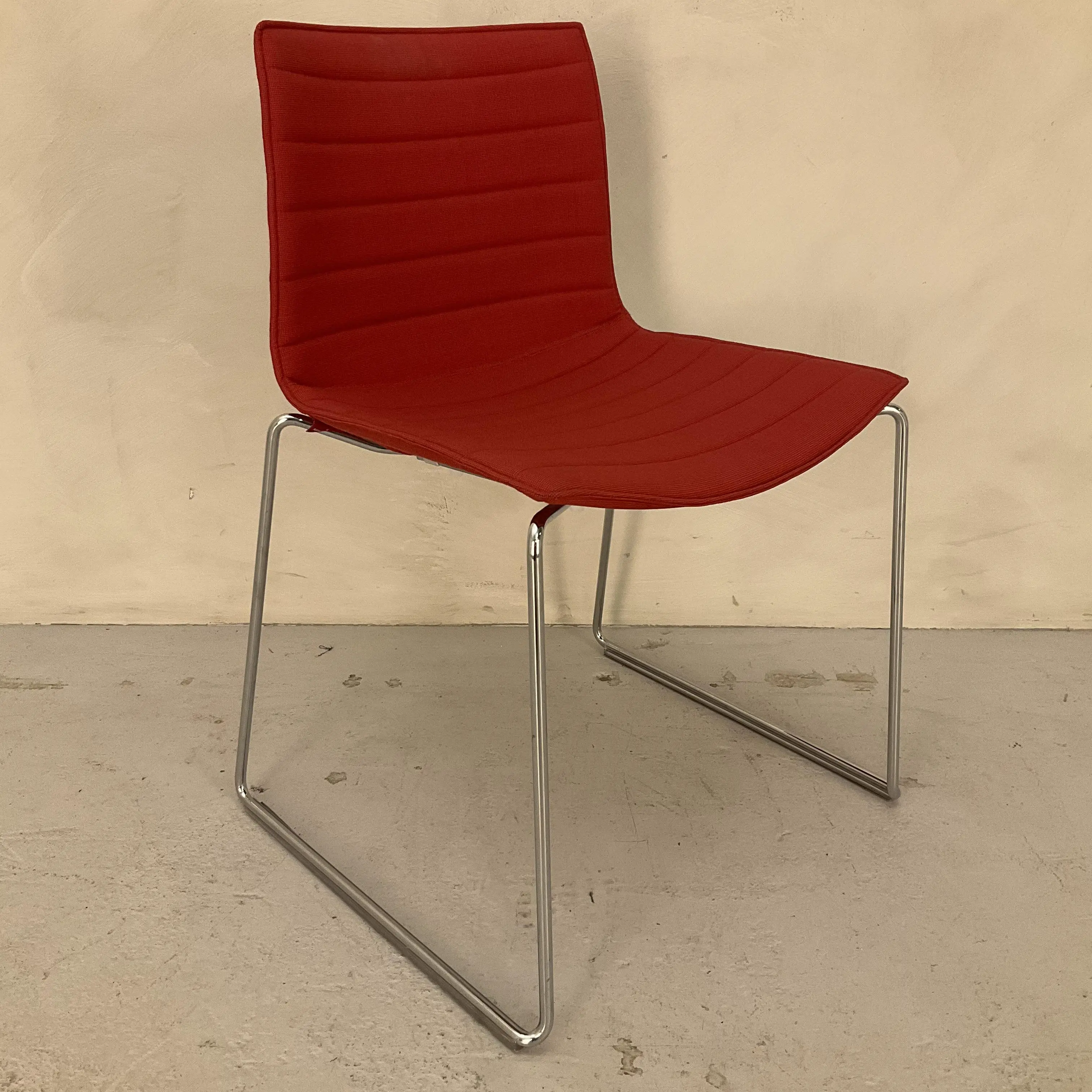 Konferensstol Catifa 46 Arper Red