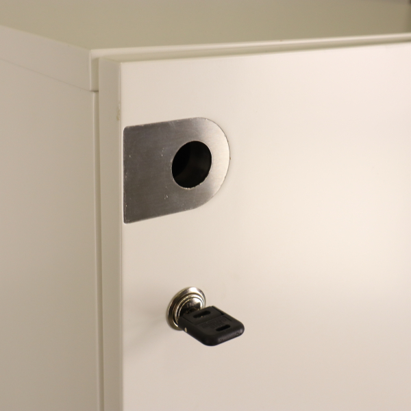 Skåp med låsbar dörr/lucka högersvängd