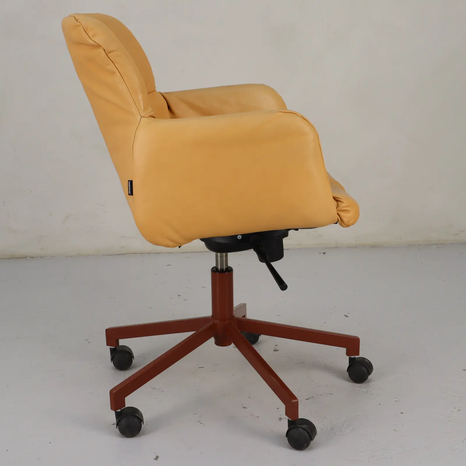 Konferensstol Haddoc Oyster Johanson Design Yellow, Red