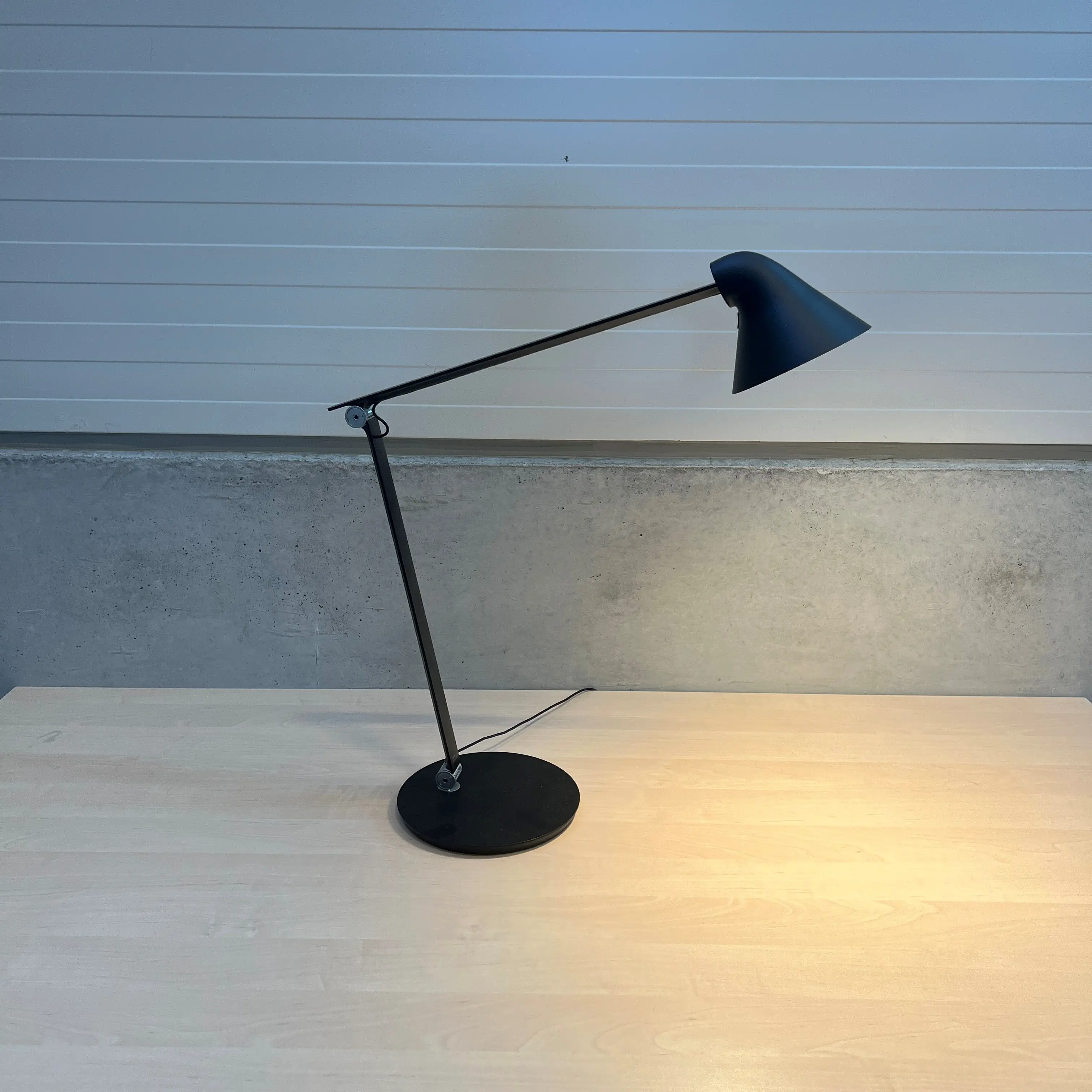 Bordslampa NJP Louis Poulsen Svart