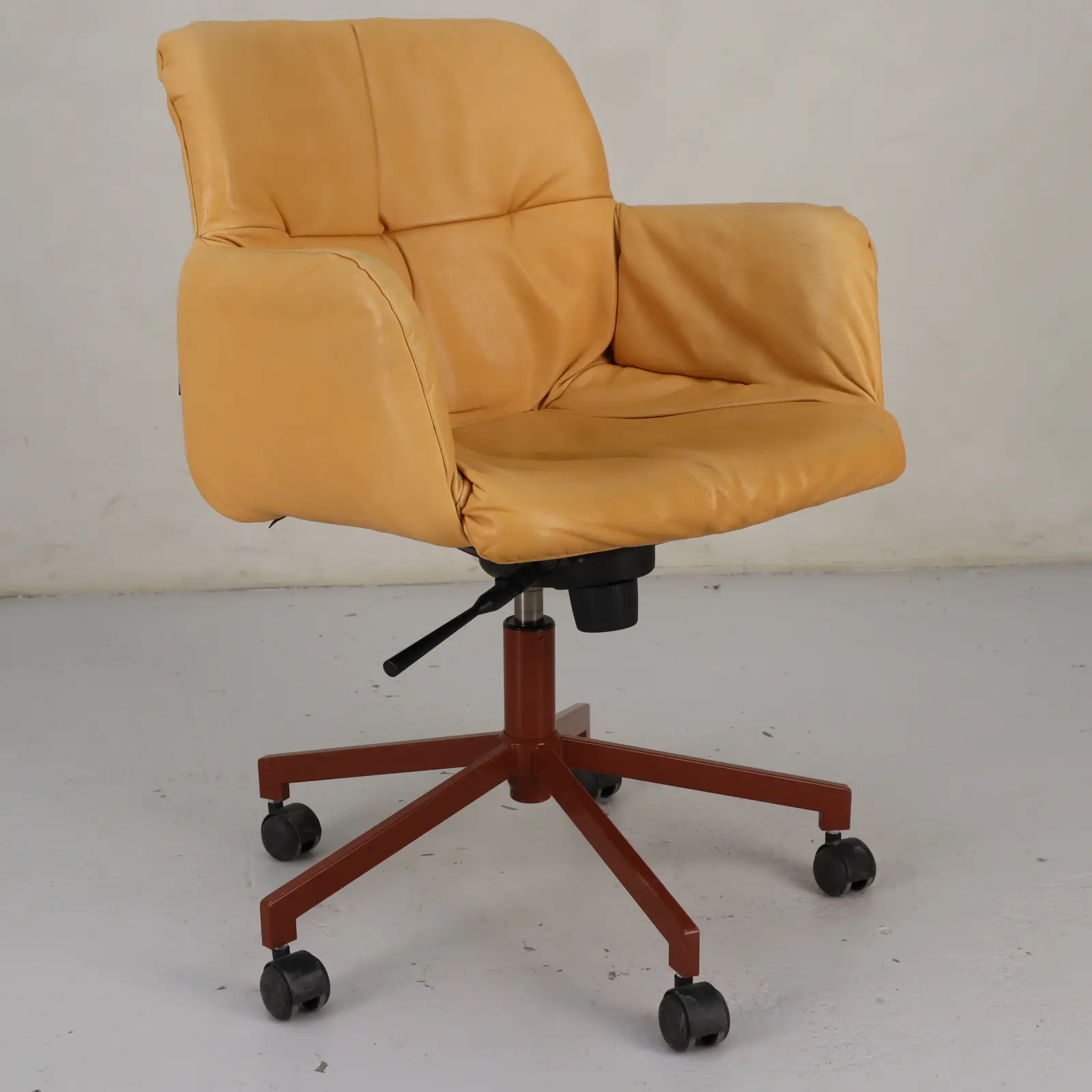 Konferensstol Haddoc Oyster Johanson Design Yellow, Red