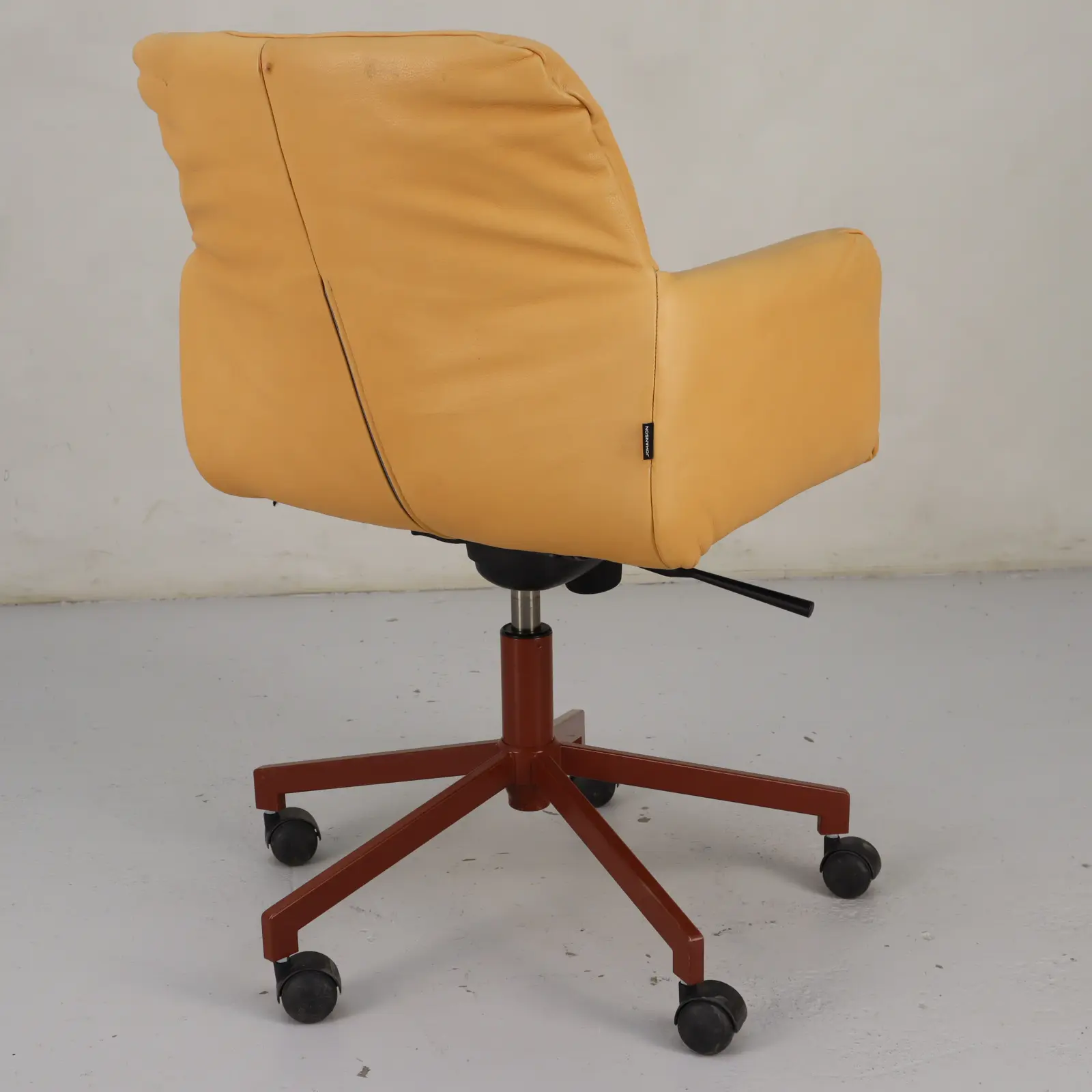 Konferensstol Haddoc Oyster Johanson Design Yellow, Red